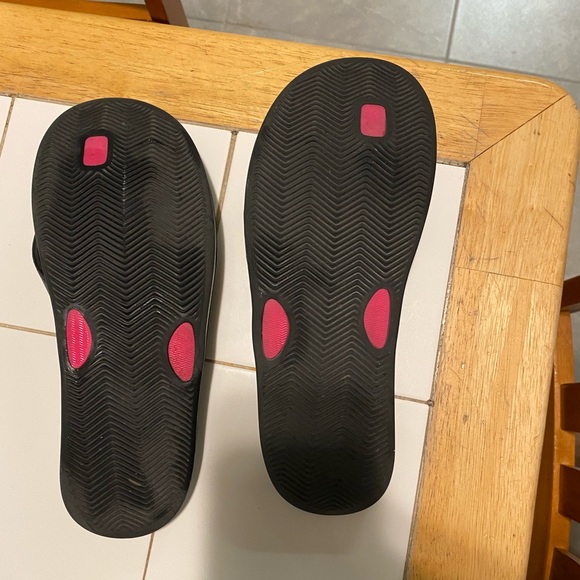 Nike black Bella Kai flip flops - Picture 3 of 4